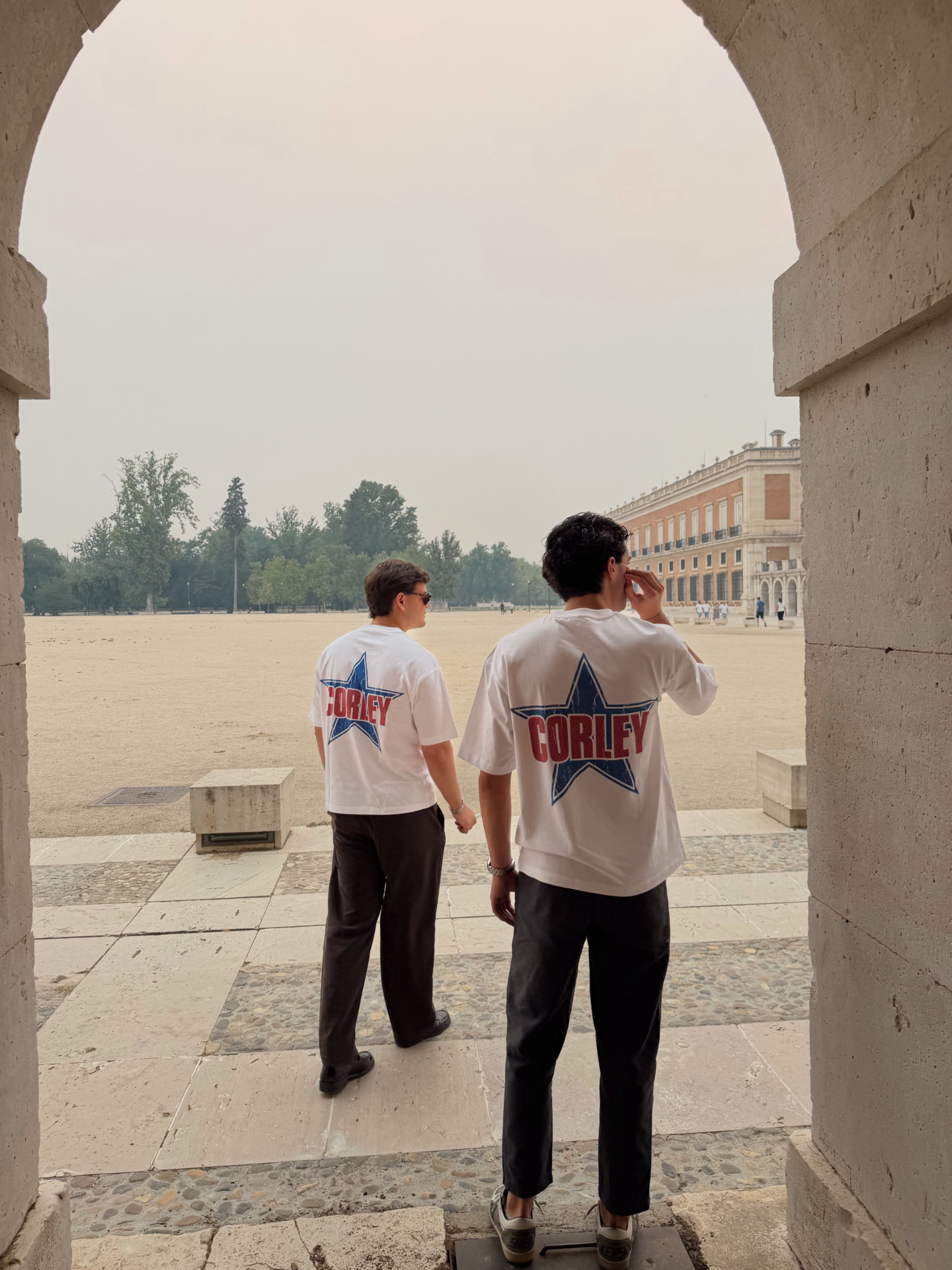 Amigos vistiendo la American Tee de Corley en Aranjuez